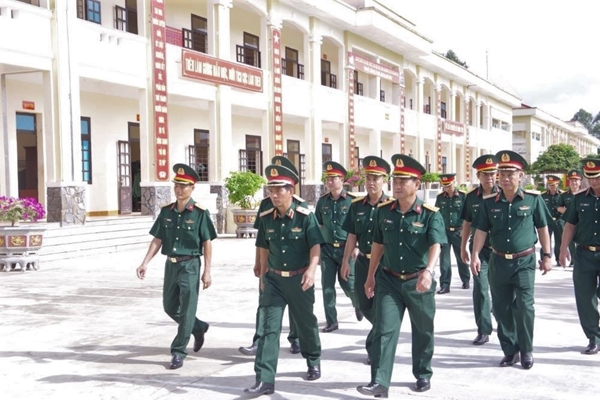Thiếu tướng Đặng Văn Hùng dự Hội nghị tổng kết rút kinh nghiệm xây dựng đơn vị điểm tại Sư đoàn 5, Quân khu 7